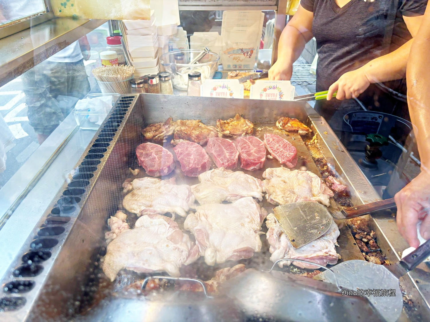 【桃園美食】中原夜市 扯厚腿。限量開賣香煎雞腿排、美味牛小排。巷弄排隊高CP值秒殺美食小吃