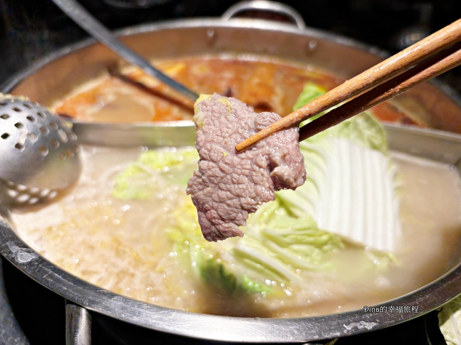 【桃園青埔美食】怎麻辣頂級鴛鴦鍋。當月壽星免費贈蝦~ 月見滑牛、日本A5雪花牛、頂級松板豬、豆腐紙、酸梅湯必點 - 第11張圖 【桃園青埔美食】怎麻辣頂級鴛鴦鍋。當月壽星免費贈蝦~ 月見滑牛、日本A5雪花牛、頂級松板豬、豆腐紙、酸梅湯必點