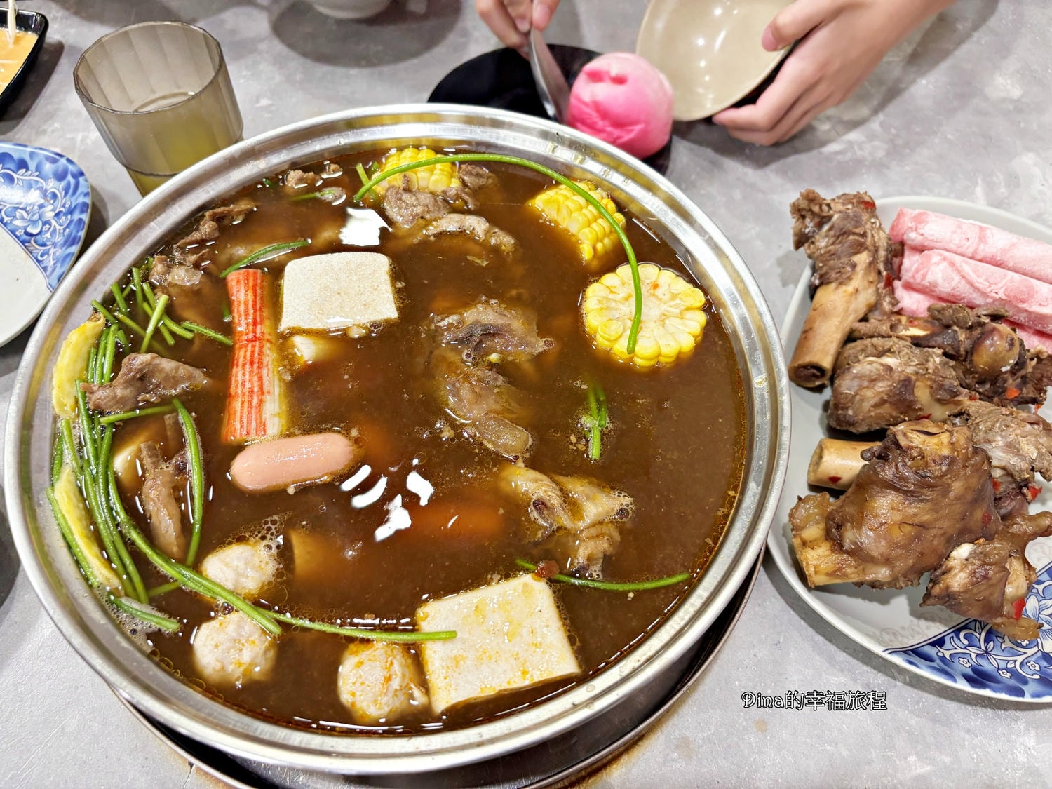 【桃園美食】羊霸天下。羊大骨、羊腳筋、羊肋排等各式羊部位吃到飽。還有青菜、火鍋料、炸物、甜品隨你吃，桃園最高CP值羊肉爐吃到飽