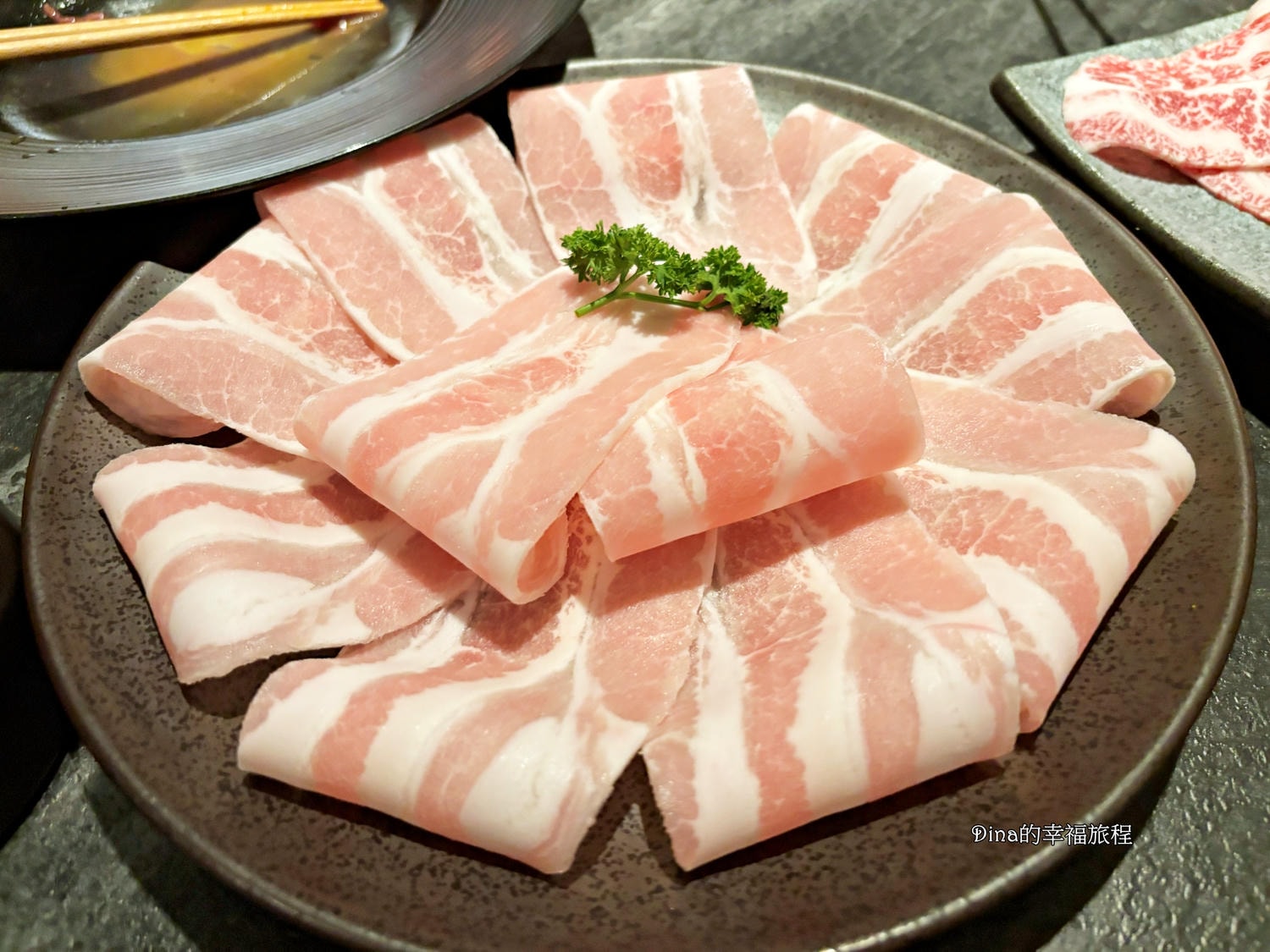 【桃園青埔美食】怎麻辣頂級鴛鴦鍋。當月壽星免費贈蝦~ 月見滑牛、日本A5雪花牛、頂級松板豬、豆腐紙、酸梅湯必點