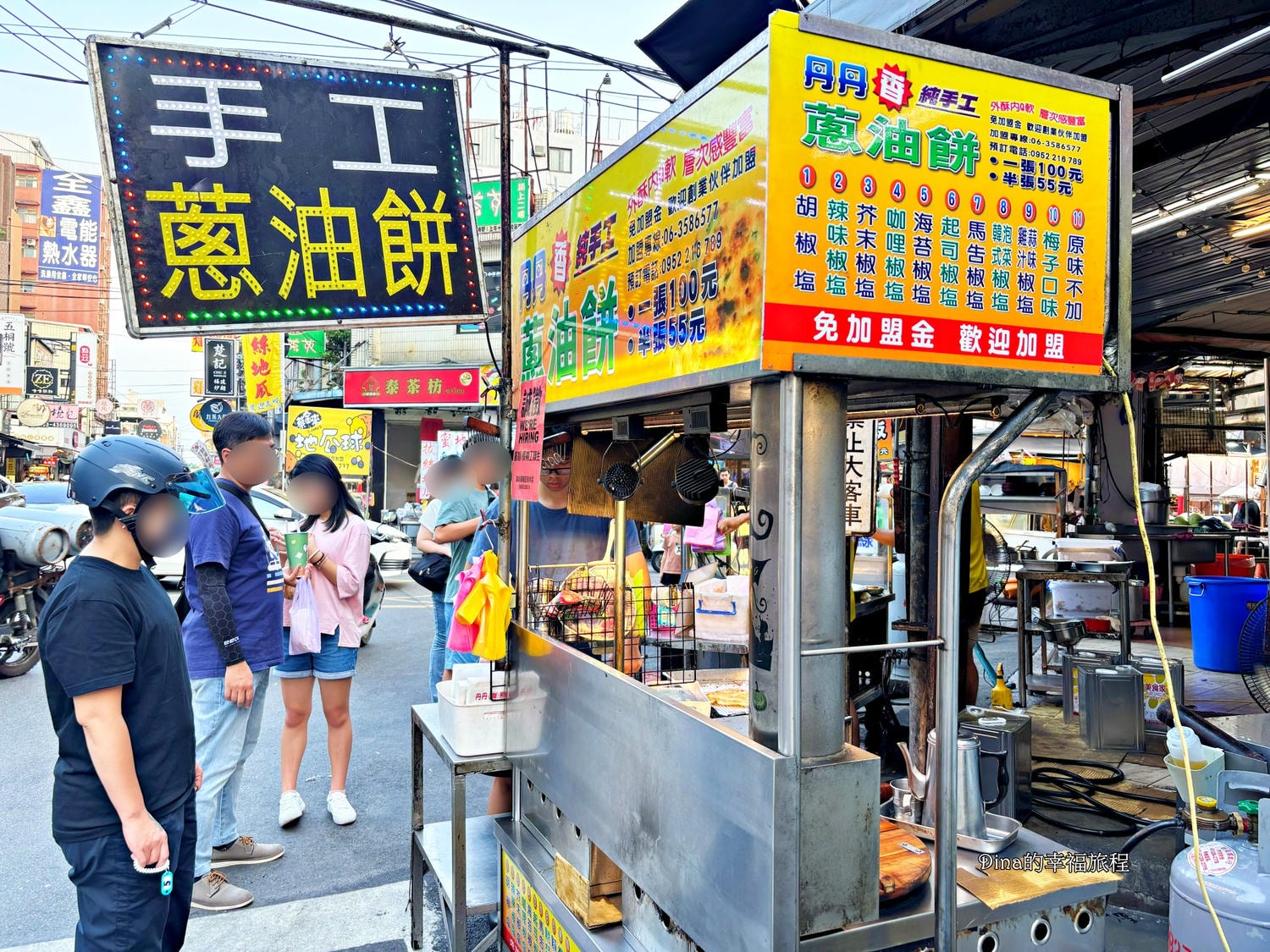 【桃園美食】中原夜市 丹丹手工蔥油餅。薄酥脆香~越吃越涮嘴/共11種口味可選/中原夜市排隊美食