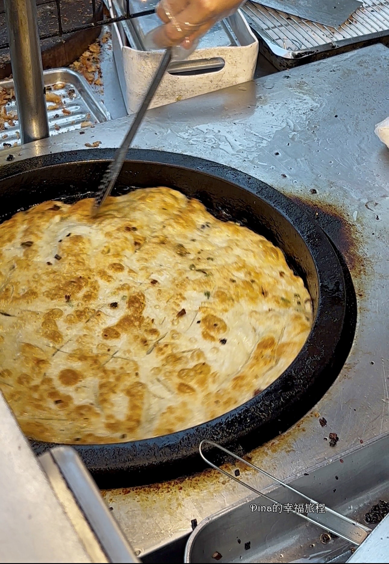 【桃園美食】中原夜市 丹丹手工蔥油餅。薄酥脆香~越吃越涮嘴/共11種口味可選/中原夜市排隊美食