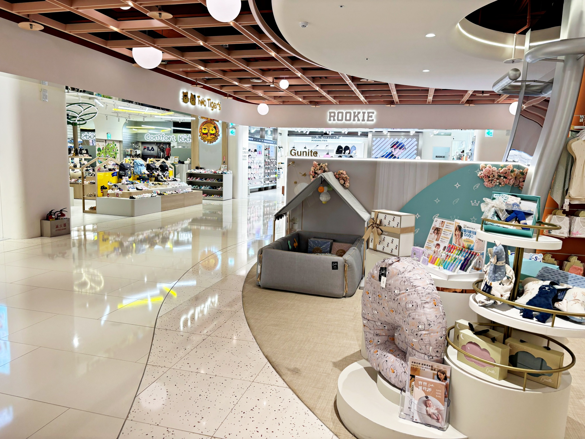【桃園景點】大江購物中心裝置藝術  全桃最美網美打卡mall。全國獨家全年免費停車、打卡+優惠+新品牌  一進去就逛到出不來/最高CP值購物中心/2026 年中慶全攻略/桃園雨天備案景點